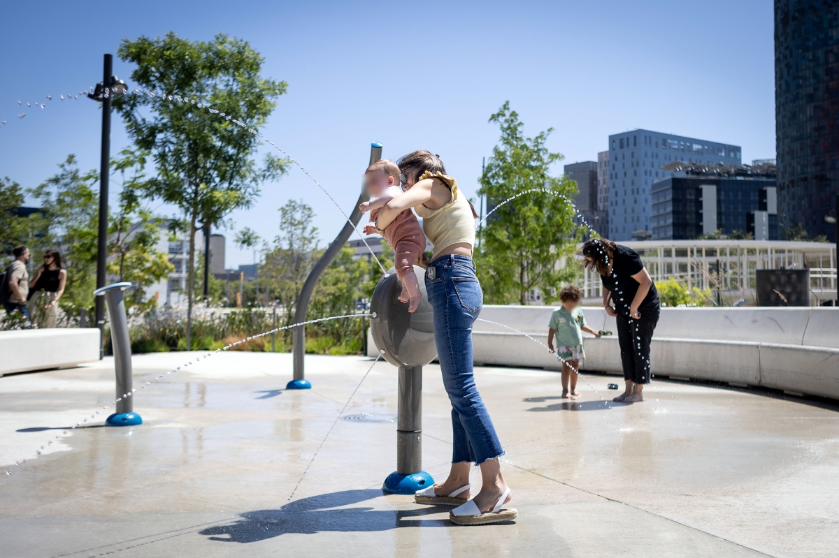 Noves fonts a Barcelona perquè nens (i adults) es banyin a ple estiu