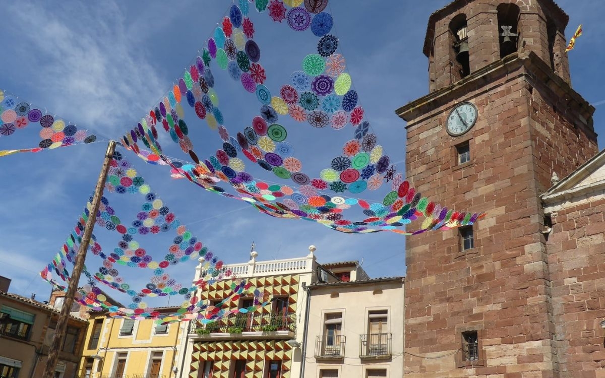 Prades s'omple de color i tradició amb els guarniments de llana i la Festa de la Farigola