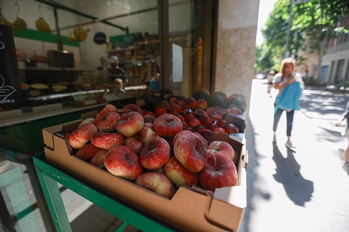 Una fruiteria al carrer de la Indústria - 