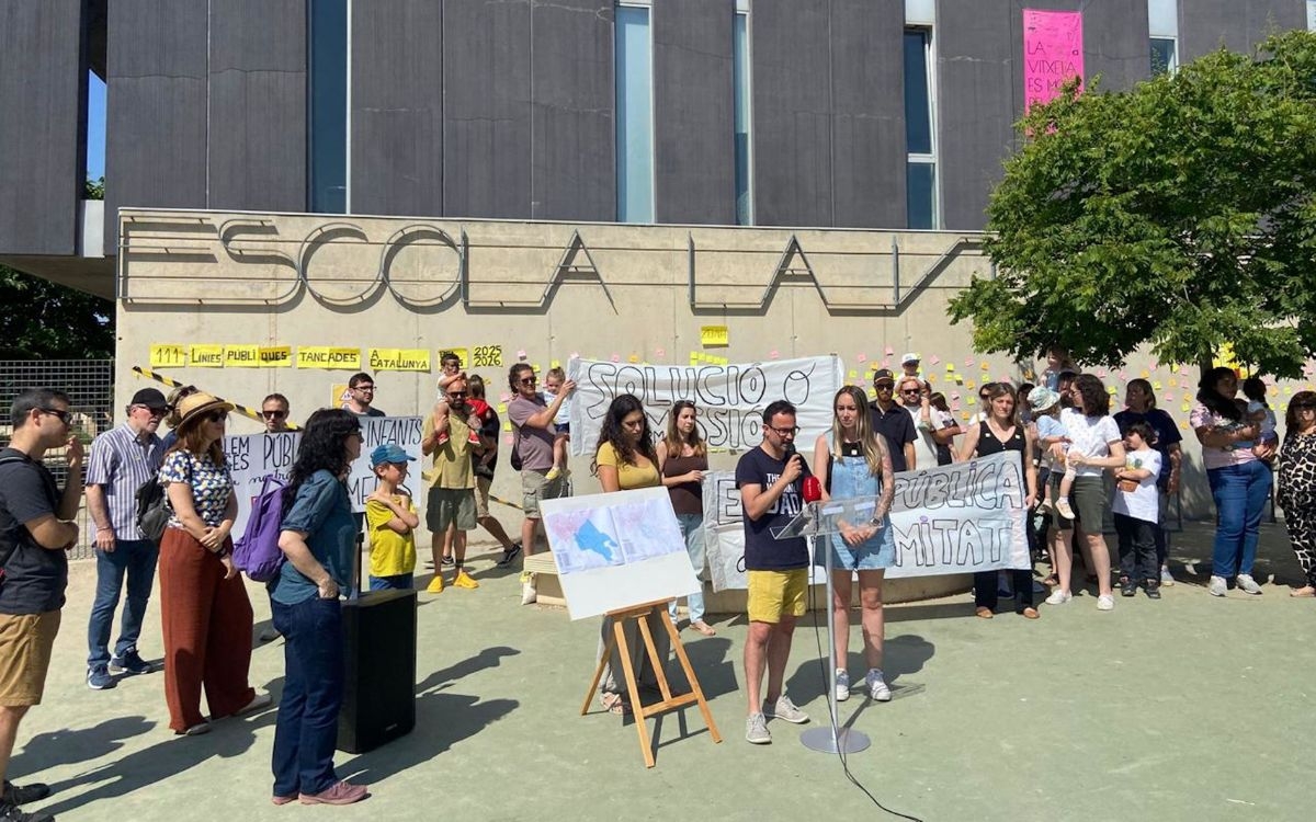 Una desena de famílies passen la nit a l'escola la Vitxeta de Reus per reclamar places públiques d'I3