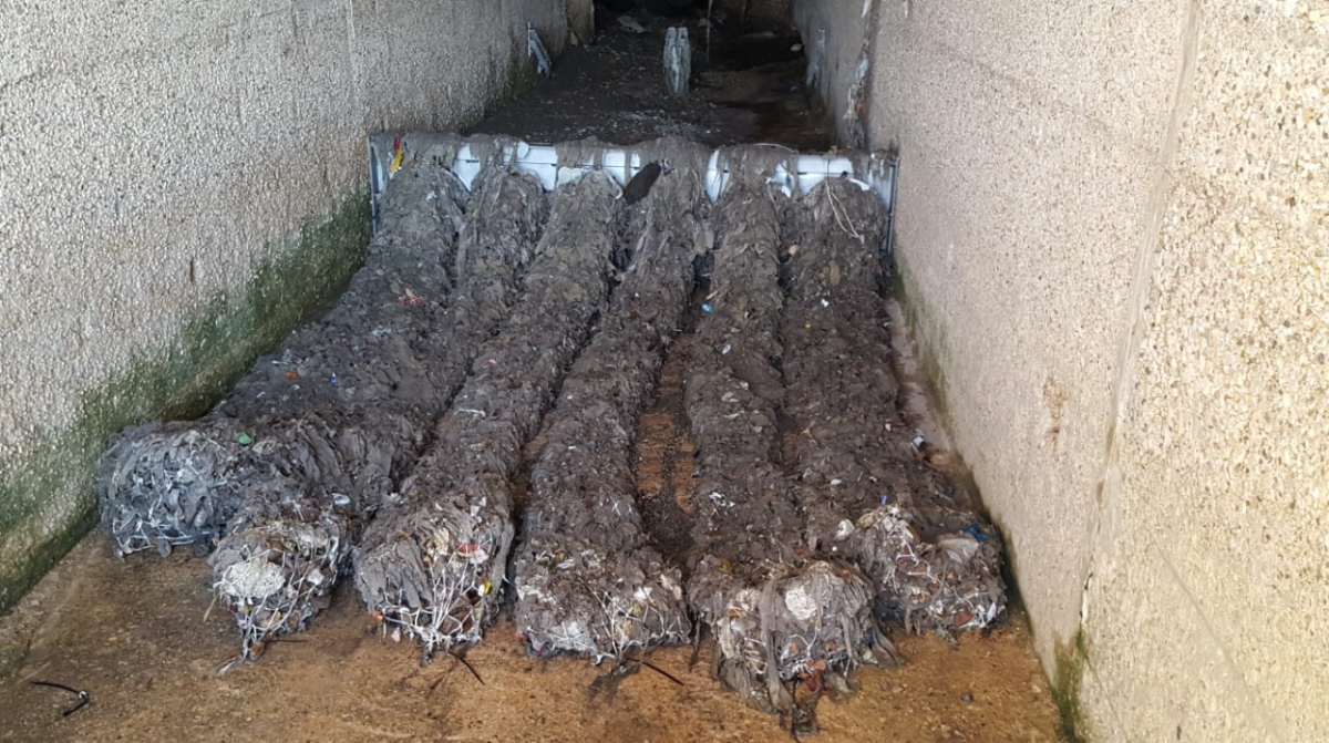 Sistema de retenció de residus instal·lat en un dels sobreeixidors de la xarxa de clavegueram a Tarragona, després d'un  - Agbar
