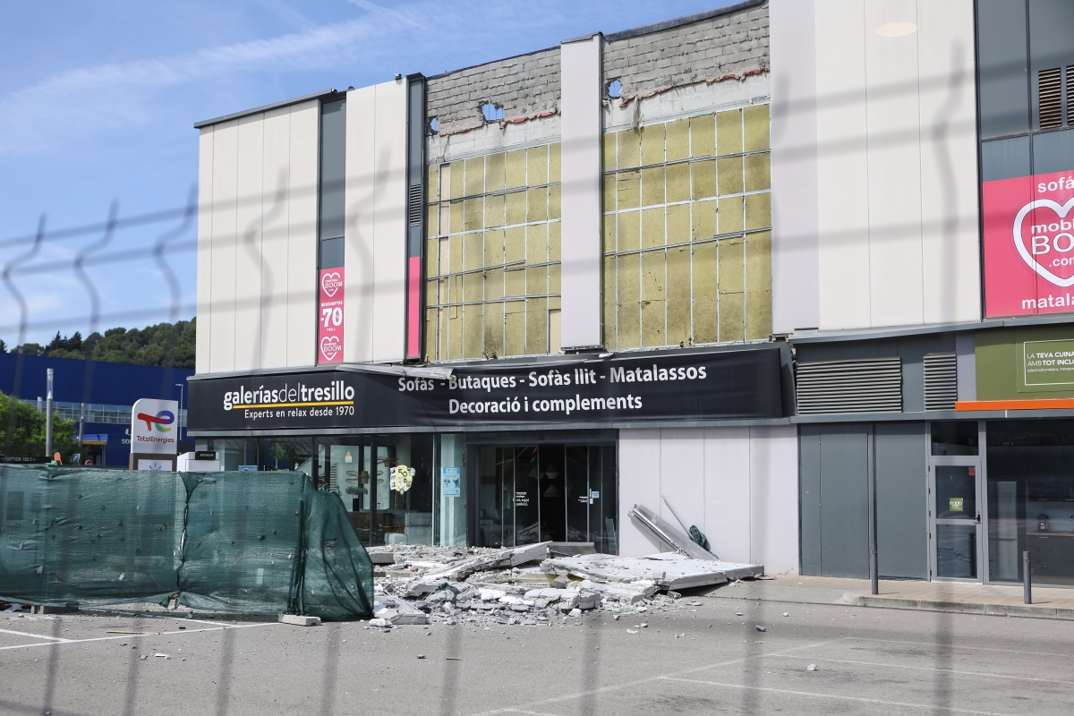 Nou esfondrament: cau una altra placa al centre comercial Via Sabadell