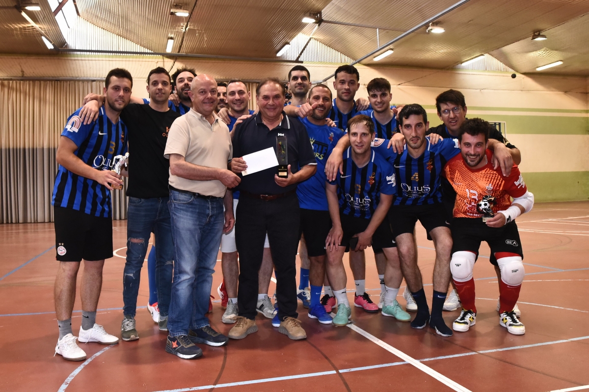 El president del Consell Comarcal entregant el premi als campions  - Lluís Closa 