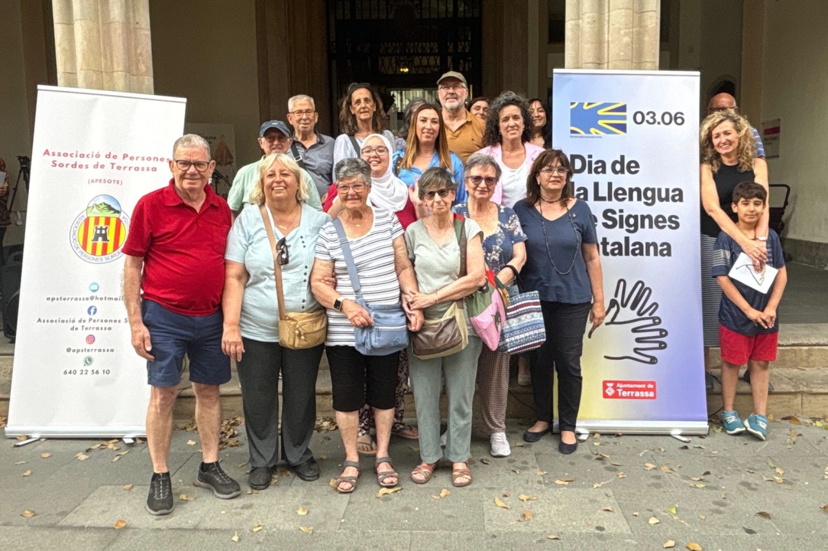 Participants en l`acte institucional per la llengua de signes - Ajuntament de Terrassa Participants en l`acte institucional per la llengua de signes