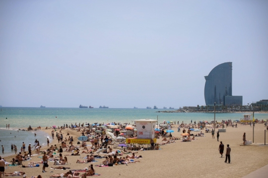 Mor ofegat un home a la platja de Sant Miquel de Barcelona  