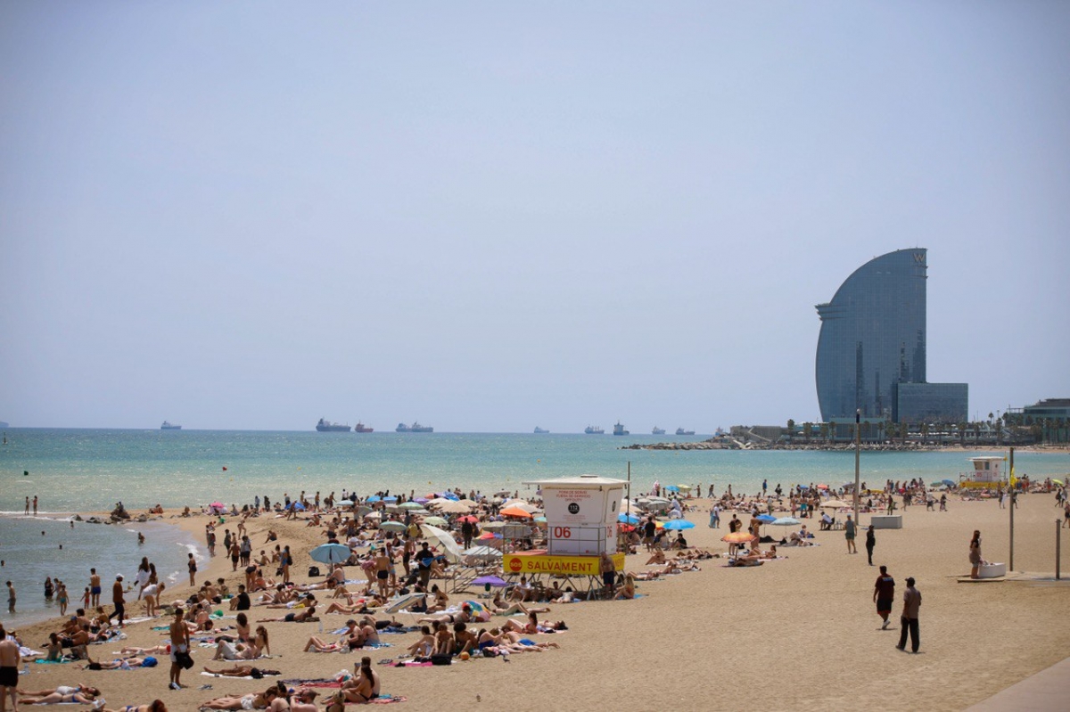 Mor ofegat un home a la platja de Sant Miquel de Barcelona  