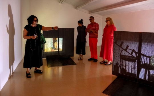Mèdol converteix les golfes de la Casa Canals en poesia, matèria i llum amb l'exposició «Inventar_iar»