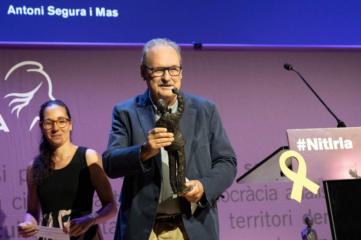 La Nit Irla premia la tasca per la pau i pel català davant la «banalitat del mal»