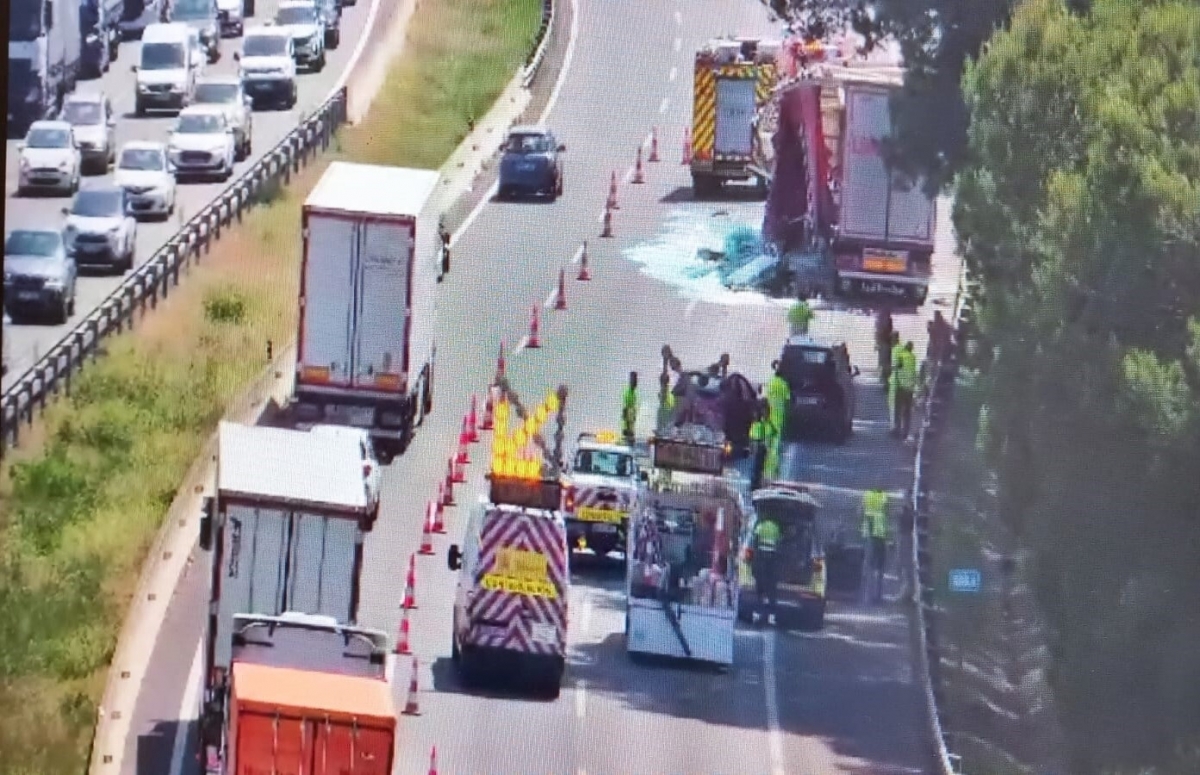 Dos camions accidentats compliquen la circulació a l'AP-7 en la operació sortida del pont