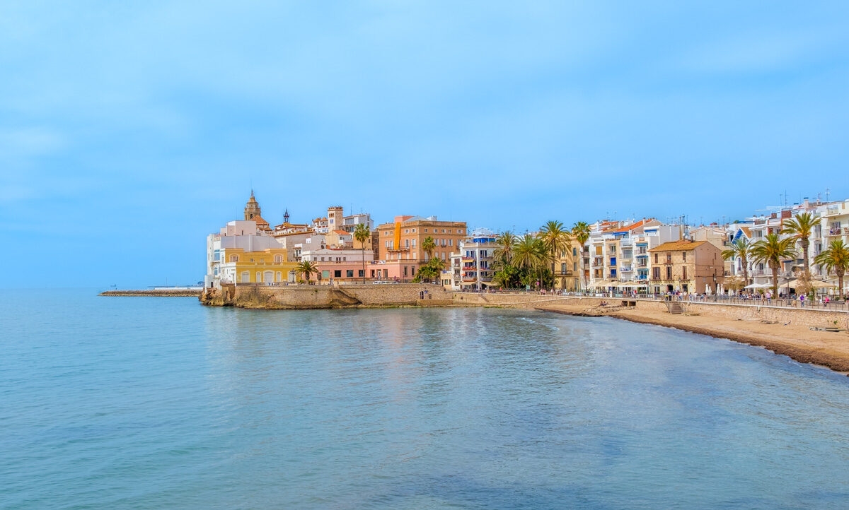 Un home apunyala la seva mare a Sitges i fuig al mar