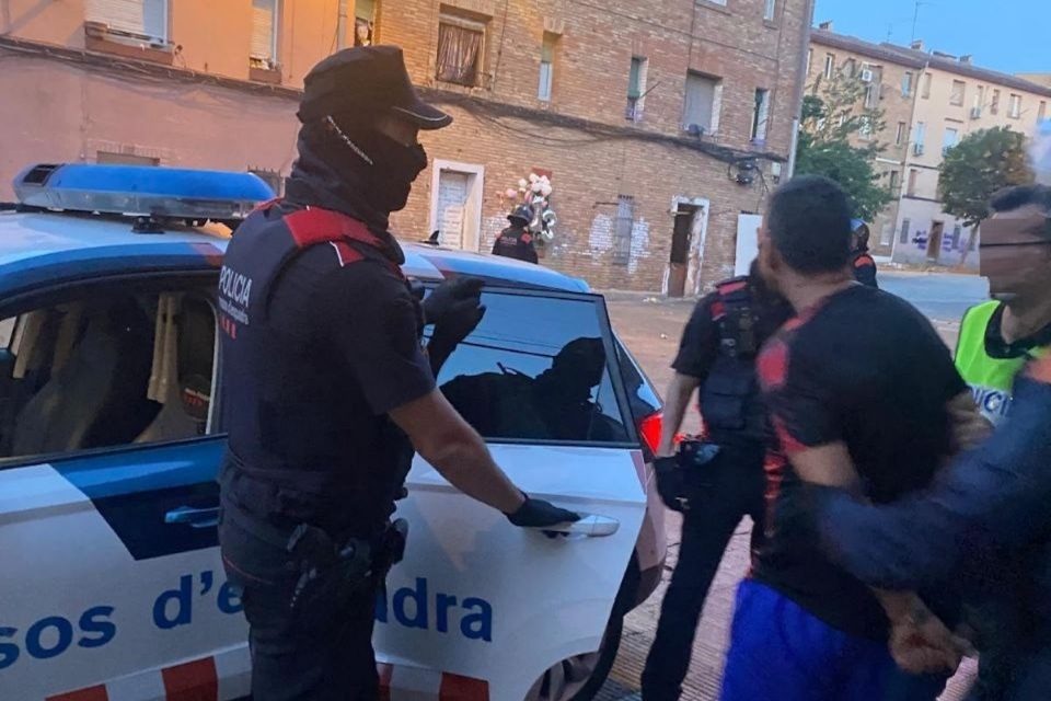 Detingut l'home acusat de colpejar quatre mossos amb un pal durant els aldarulls a la Mariola