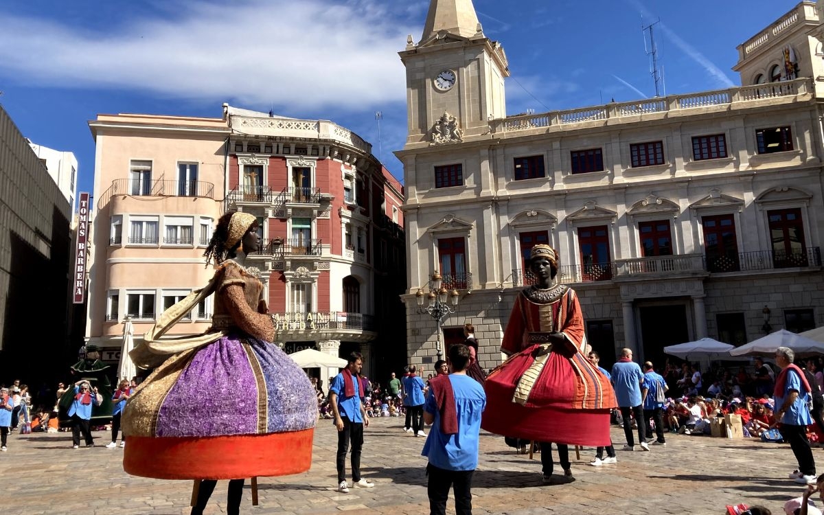 Després de les ballades, gaudeixen d'un esmorzar a la plaça. - S.P