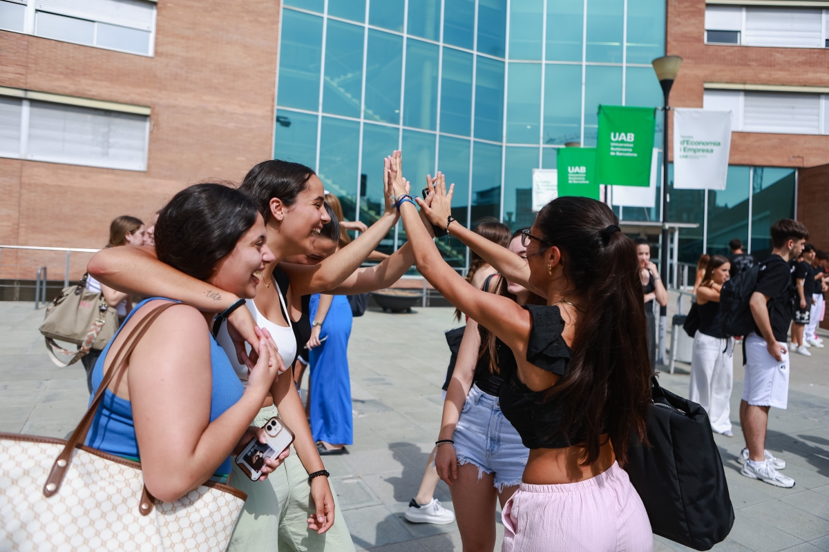 FOTOS | Punt final a la Selectivitat 2025: abraçades, moments de mem i vaixells a Menorca