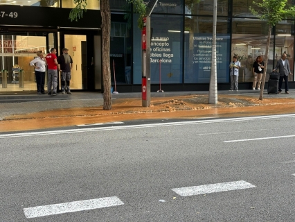 Una fuita d’aigua sorprèn vianants i conductors a Travessera de Gràcia