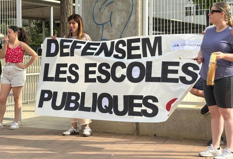 Manifestació a Sant Quirze davant de les escoles - Cedida Manifestació a Sant Quirze davant de les escoles
