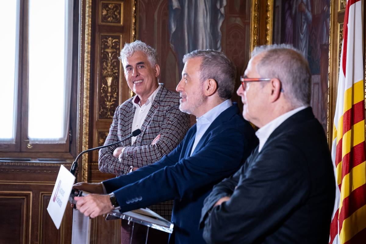 José Donaire, acompanyat de Collboni i Valls, aquest divendres a l'Ajuntament de Barcelona - Hugo Fernández