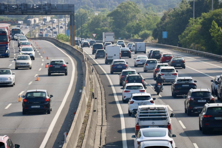 Més de 40 quilòmetres de retencions a les carreteres en l'operació sortida del pont de Sant Joan