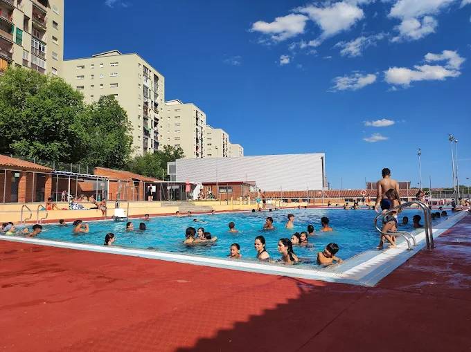 La piscina de Sant Llorenç està al carrer Castellsapera 7 i es pot arribar amb l'L1 i L2 de bus (parada Pl. La Pola) - Nebridi Aróztegui