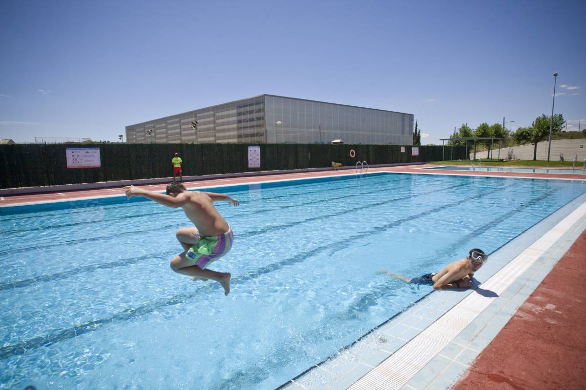 La piscina de la Maurina està al carrer Felip II, al costat del poliesportiu municipal del barri - Nebridi Aróztegui