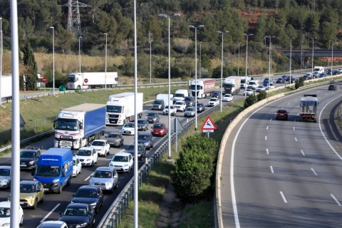 Prop de 486.000 vehicles surten de l'àrea metropolitana pel pont de Sant Joan, un 3,4% més dels previstos