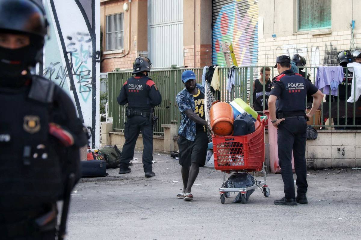 Macrodesallotjament en marxa a una nau ocupada de Badalona: «No tenim cap alternativa»