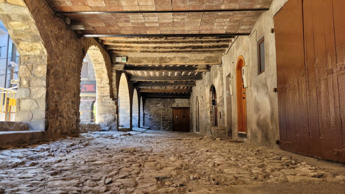 Un paviment del segle XIII: la revelació de les primeres excavacions a la plaça Porxada de Bagà