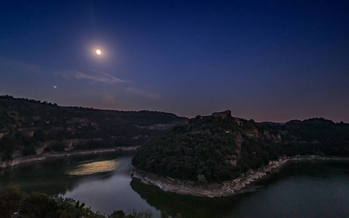 Juny 2025 a Osona i el Lluçanès: vista nocturna del meandre de Sant Pere de Casserres.