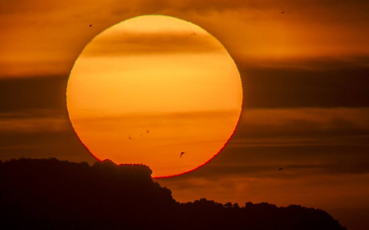Juny 2025 a Osona i el Lluçanès: sortida del sol capturada des de Vic.