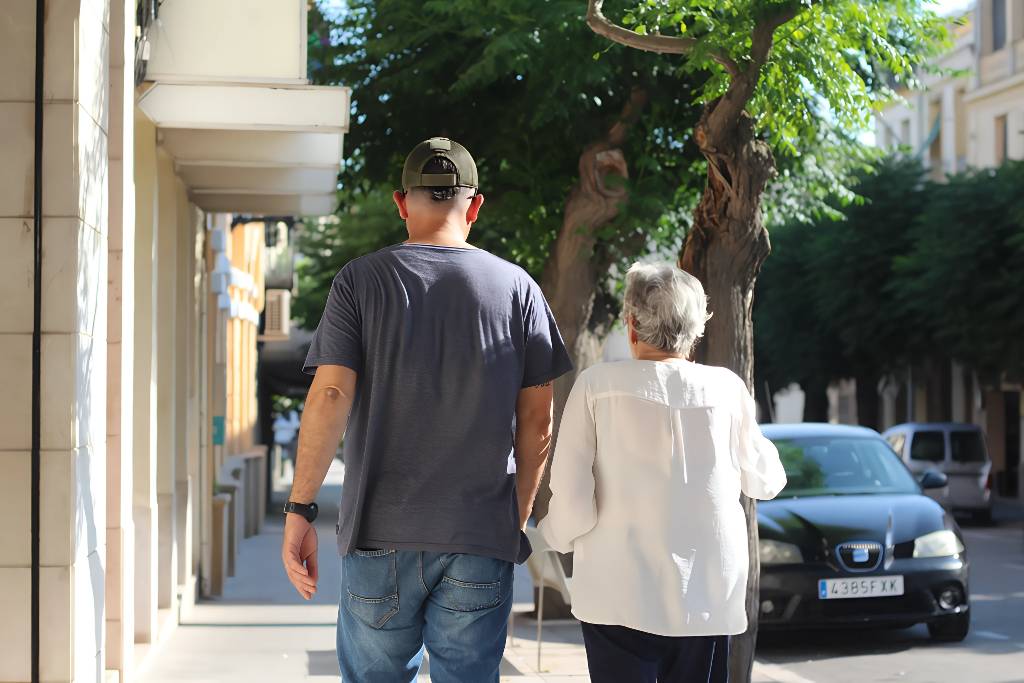 Dos veïns de Móra la Nova passejant pel carrer - Xavi Llambrich