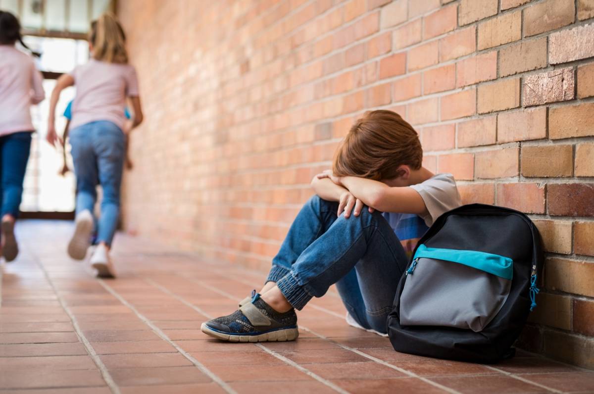 Nen sol al pati d'una escola.  - © Shutterstock / Rido