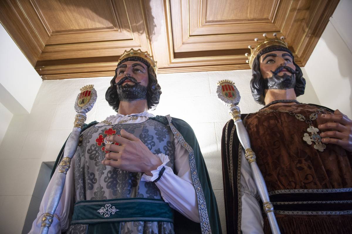 Els vuit gegants de Terrassa surten al Raval - Alberto Tallón Els vuit gegants de Terrassa surten al Raval