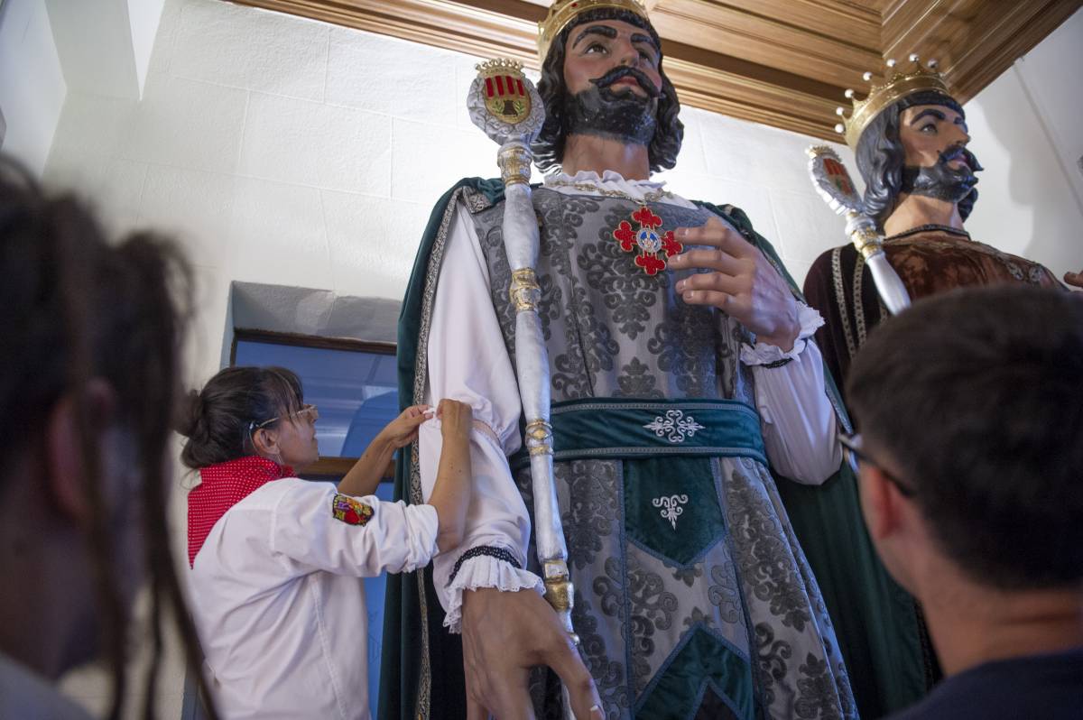 Els vuit gegants de Terrassa surten al Raval - Alberto Tallón Els vuit gegants de Terrassa surten al Raval