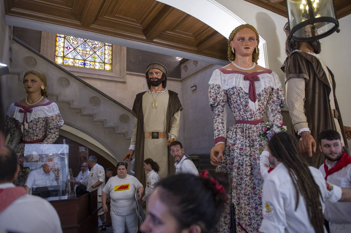 Els vuit gegants de Terrassa surten al Raval - Alberto Tallón Els vuit gegants de Terrassa surten al Raval