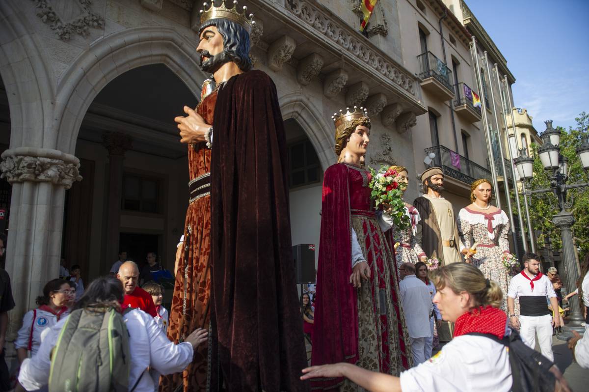Els vuit gegants de Terrassa surten al Raval - Alberto Tallón Els vuit gegants de Terrassa surten al Raval