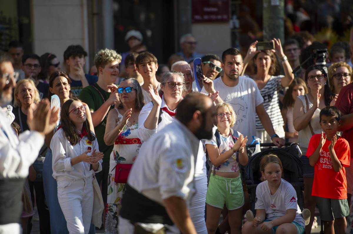 Els vuit gegants de Terrassa surten al Raval - Alberto Tallón Els vuit gegants de Terrassa surten al Raval