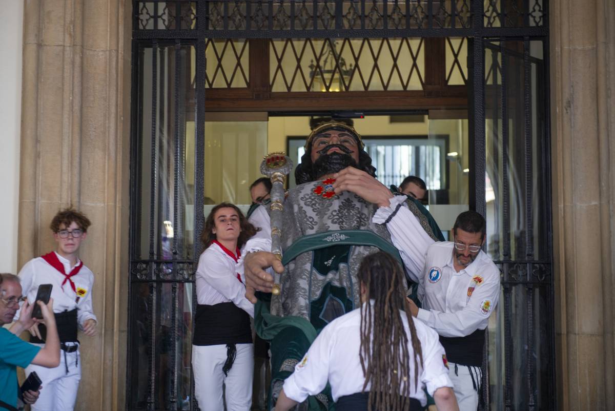 Els vuit gegants de Terrassa surten al Raval - Alberto Tallón Els vuit gegants de Terrassa surten al Raval