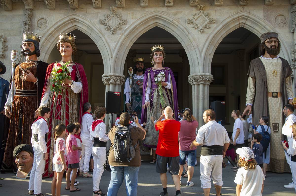 Els vuit gegants de Terrassa surten al Raval - Alberto Tallón Els vuit gegants de Terrassa surten al Raval