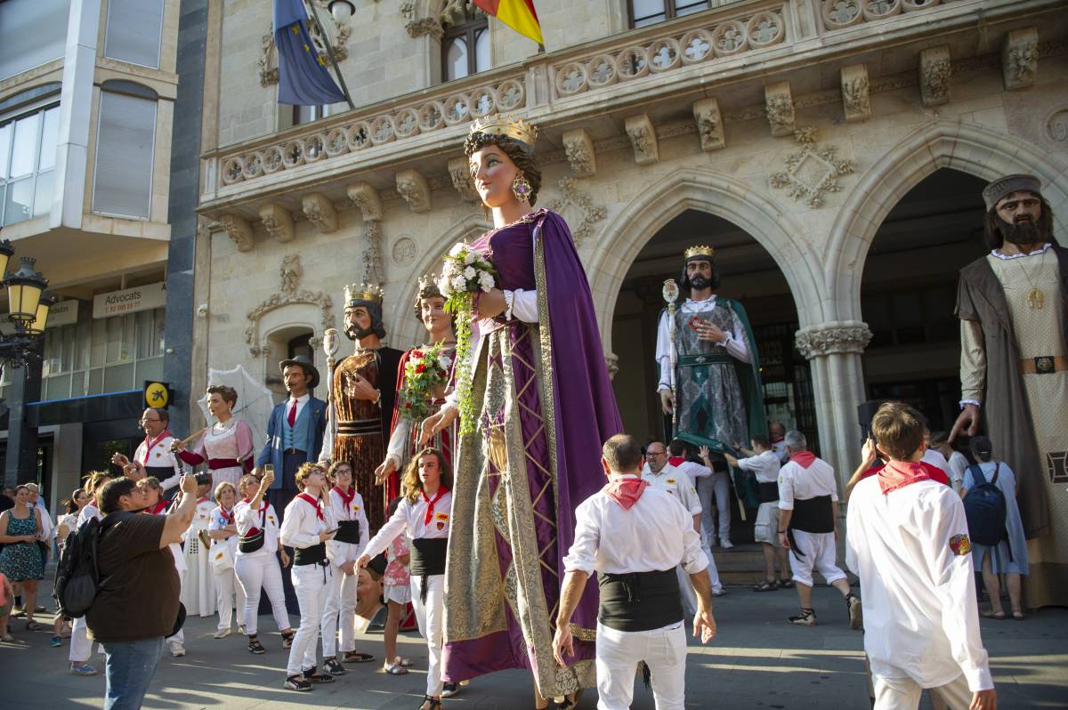 Els vuit gegants de Terrassa surten al Raval - Alberto Tallón Els vuit gegants de Terrassa surten al Raval