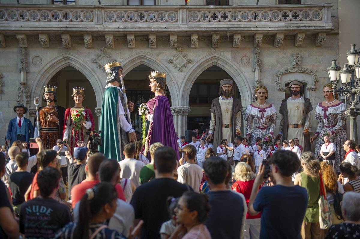 Els vuit gegants de Terrassa surten al Raval - Alberto Tallón Els vuit gegants de Terrassa surten al Raval