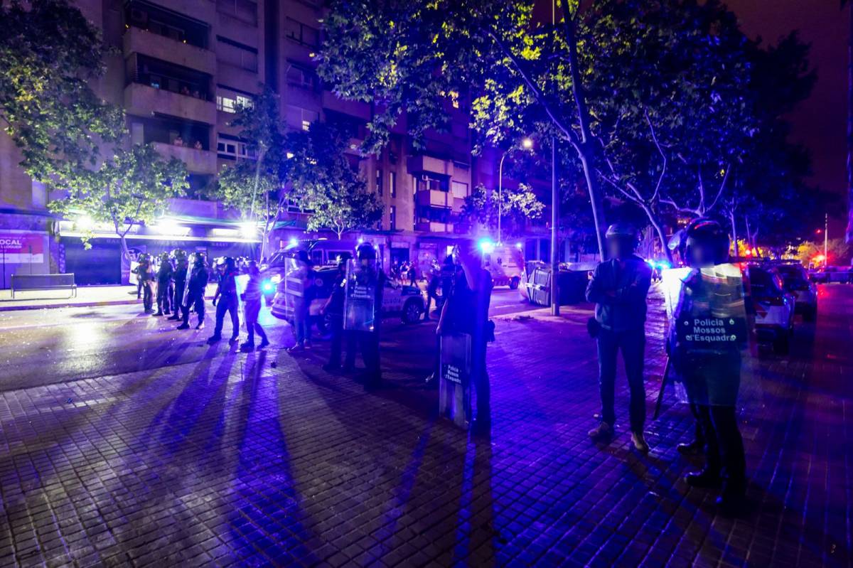 Les imatges d'una nit tensa a Sabadell - Juanma Peláez