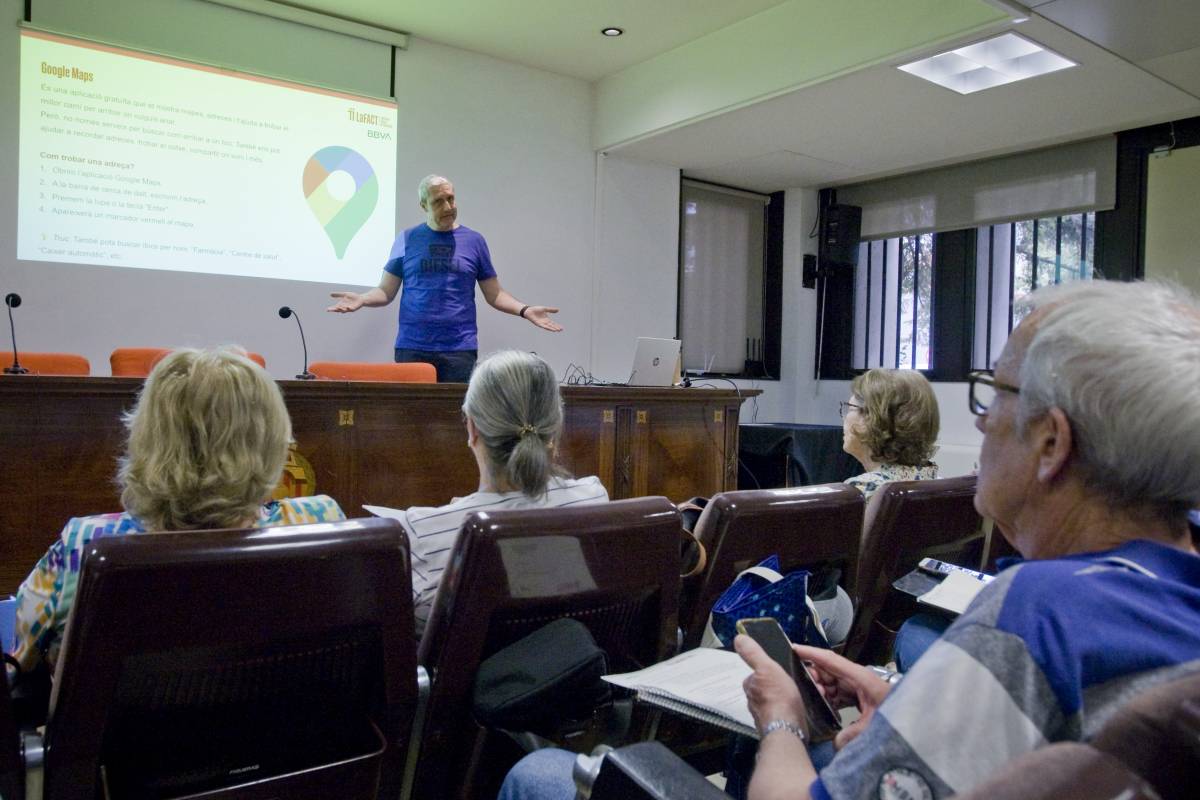 Classe presencial del programa Trencant la bretxa digital a La FACT -  Nebridi Aróztegui