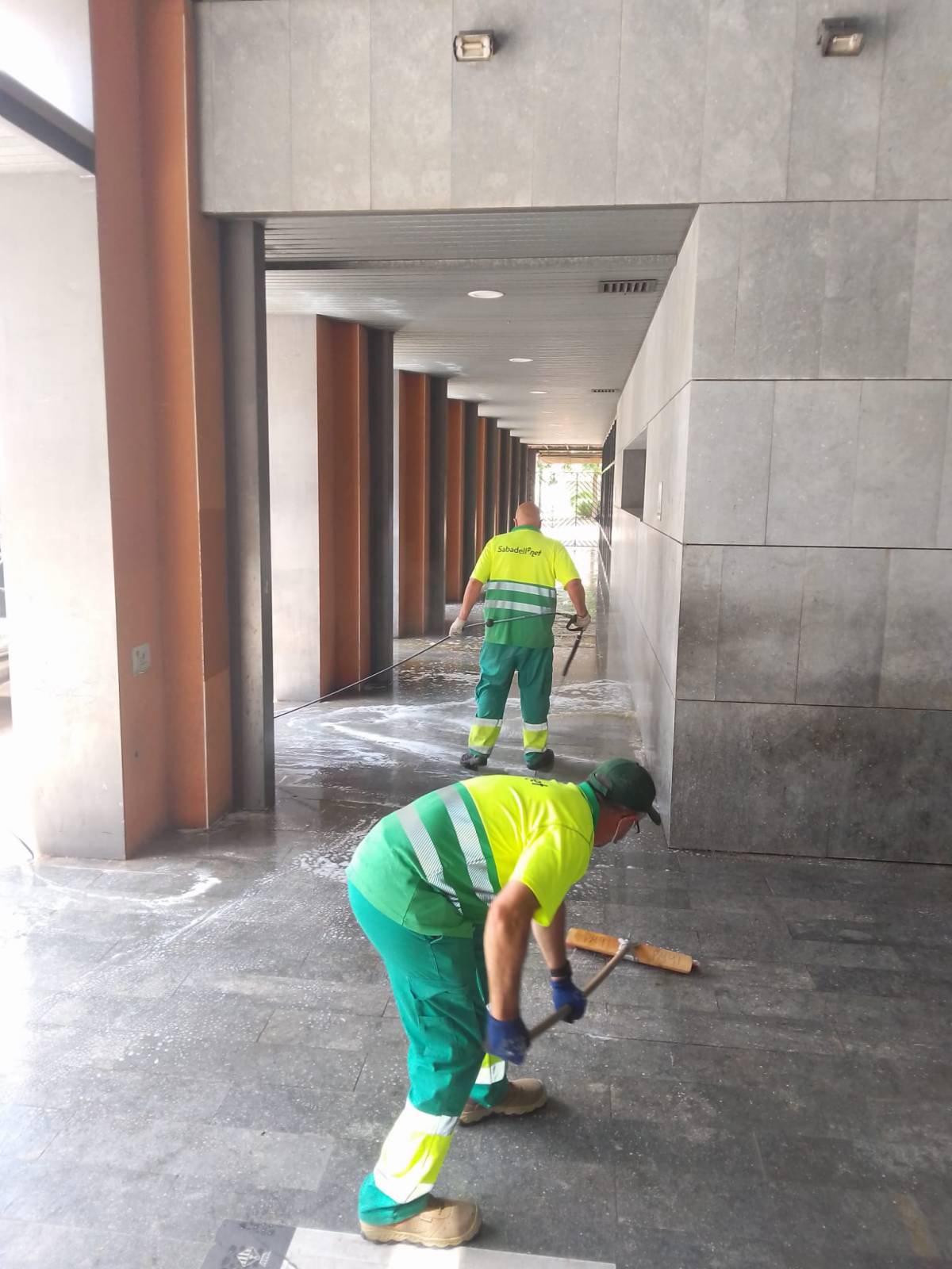Neteja de deixalles a la biblioteca Vapor Badia - Cedida Neteja de deixalles a la biblioteca Vapor Badia