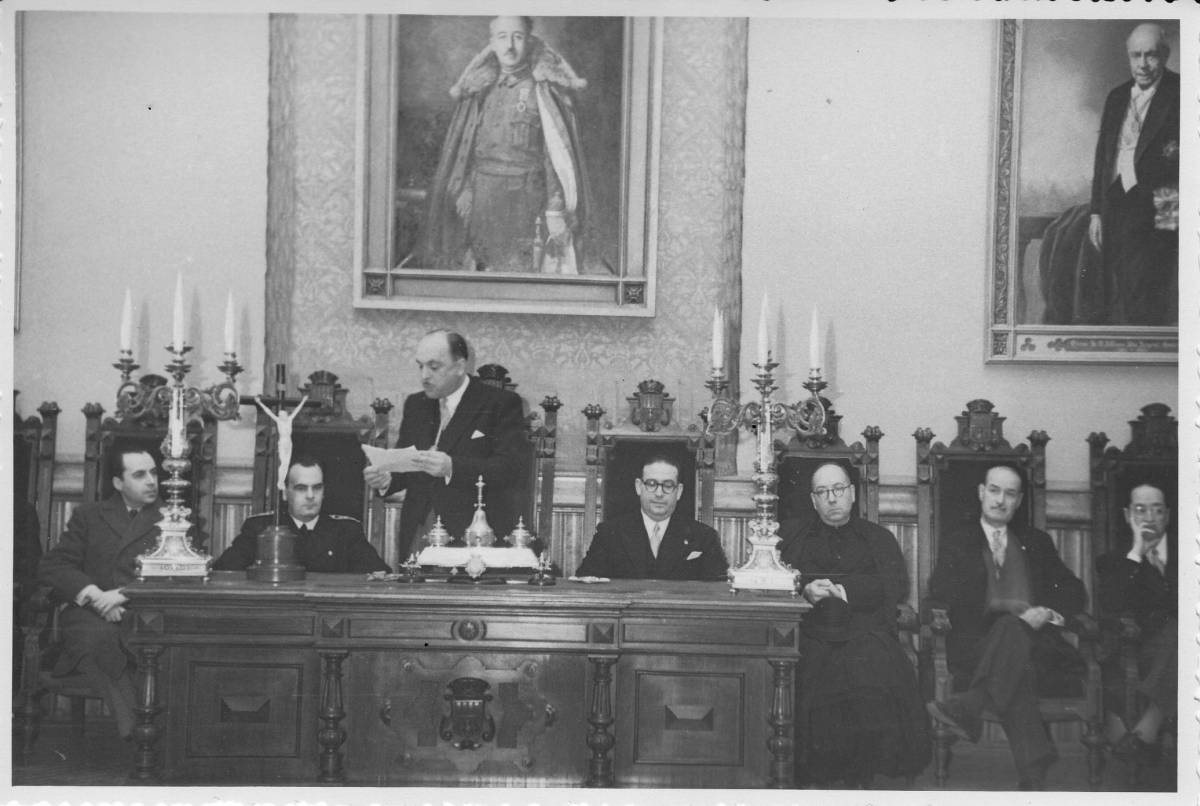 Recepció a Lluis G. Ventalló i Ramon Ferreiro a l'Ajuntament per part de l'alcalde Joaquín Amat - Arxiu Municipal