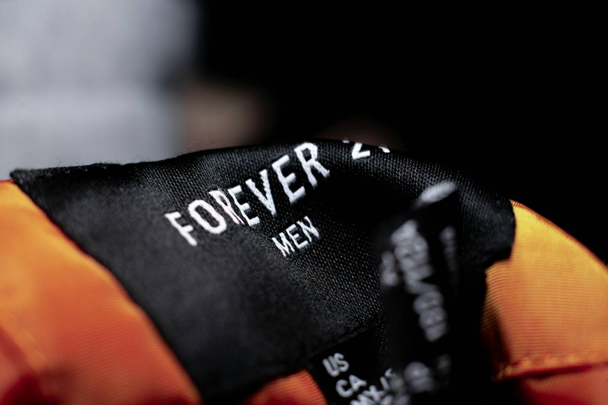 Una etiqueta de roba de la marca Forever 21 - Marcus Urbenz / Unsplash Una etiqueta de roba de la marca Forever 21