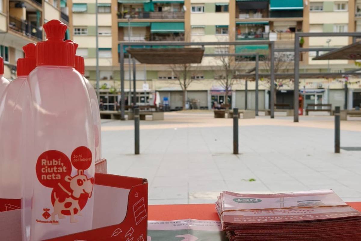 Rubí reparteix més de 500 ampolles reutilitzables per promoure el civisme i la neteja viària