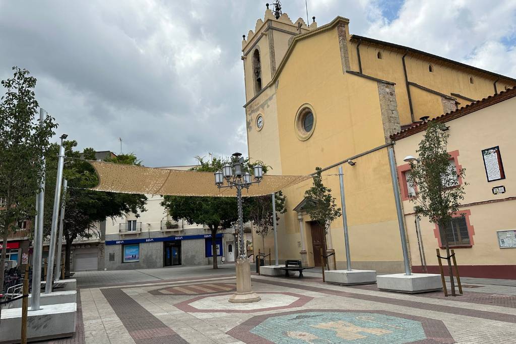 Instal·len tendals a la plaça de l’Església de Castellbisbal