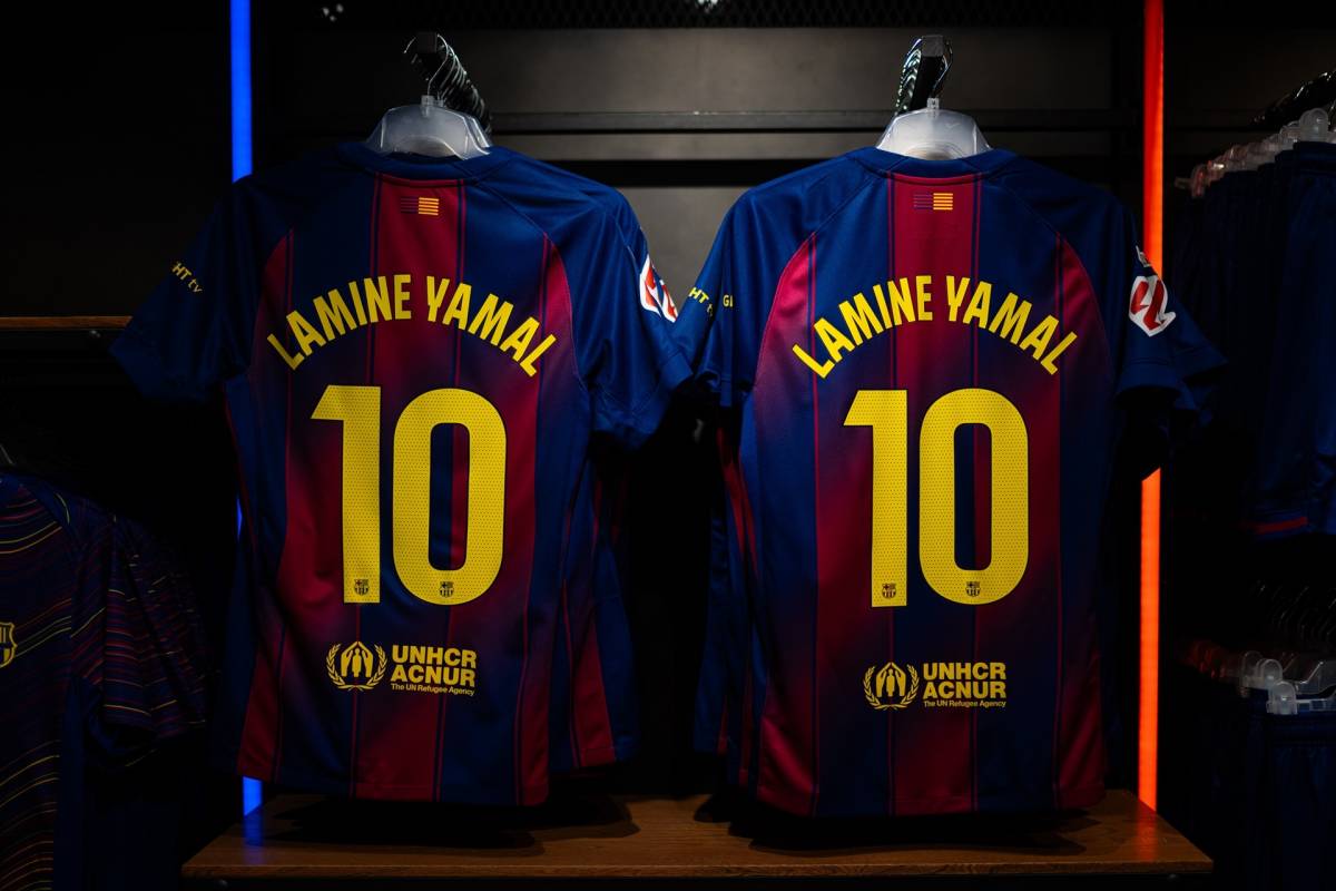 Detenen un home a Salou per robar samarretes a la botiga del Barça fent servir el cotxet del seu fill
