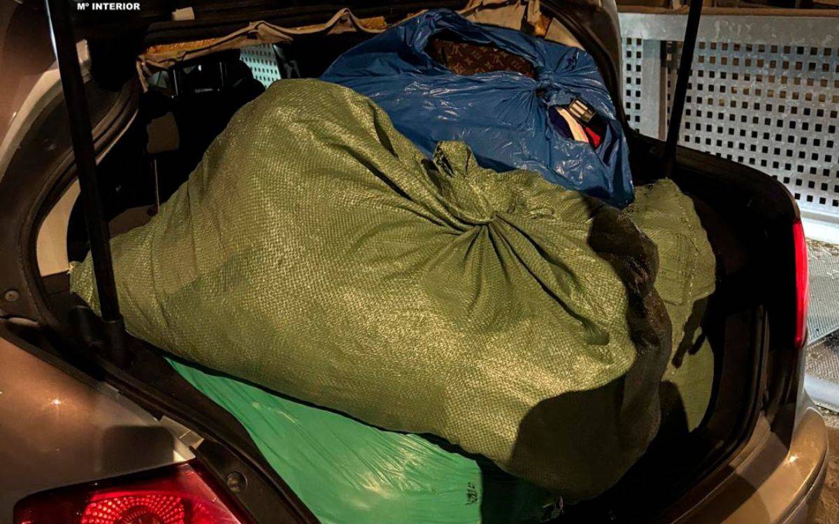 Intercepten un venedor il·legal del top manta a Tarragona amb més de 700 peces falsificades