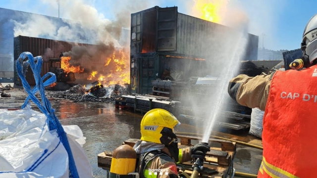 Incendi en una indústria de Rubí