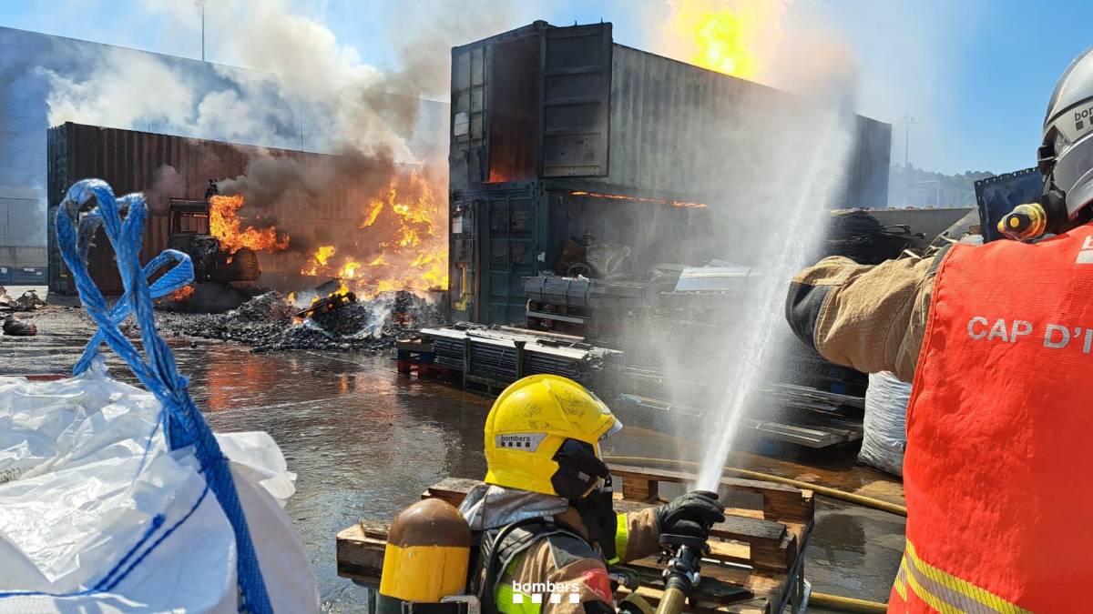 Incendi en una indústria de Rubí
